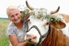 Meilūnų kaimo ūkininkė Sandra Bieliauskienė, laikanti penkias karvutes, žada pasilikti tik vieną numylėtinę, džersių veislės mišrūnę Tapkę, o kitas parduos, nes ūkininkauti – neapsimoka.
