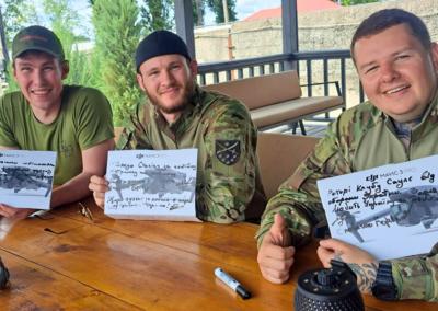 Jaunieji bepiločių orlaivių operatoriai, ginantys savo šalį nuo okupantų, pasirašė padėkas, kurios bus įteiktos Lietuvos ūkininkams.