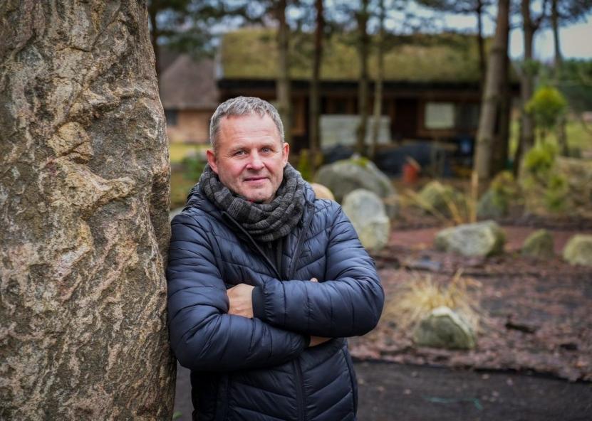 Pūkių kaime, tarp šimtamečių akmenų ratų, ypatingo kupolo ir ramybe dvelkiančios gamtos, savo gyvenimą bei kūrybą suvienijo Dainius Karinauskas ir jo draugė Rita. Jūsų Panevėžys nuotr. 