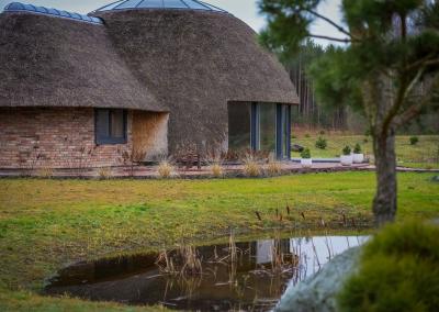 Pūkių kaime, tarp šimtamečių akmenų ratų, ypatingo kupolo ir ramybe dvelkiančios gamtos, savo gyvenimą bei kūrybą suvienijo Dainius Karinauskas ir jo draugė Rita. Jūsų Panevėžys nuotr.