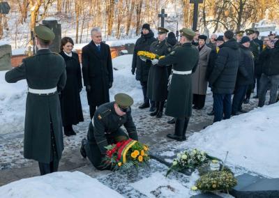 Prezidentas pagerbia Vasario 16-osios Akto signatarų atminimą. Prezidentūros nuotr.